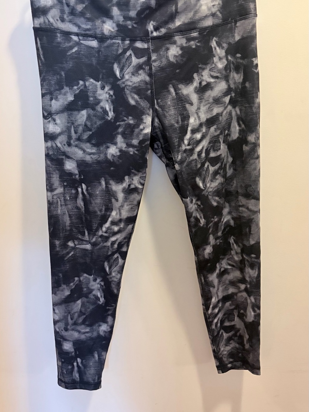 Womenโs black & Gray Tie-Dye Leggings